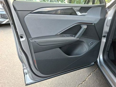 New 2025 Volkswagen Tiguan SE image 9