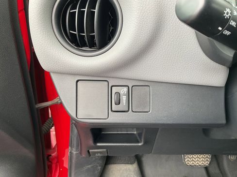 Used 2015 Toyota Yaris L image 27