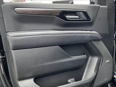 Used 2025 Chevrolet Suburban Premier image 25