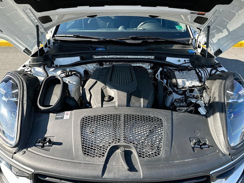Certified 2026 Porsche Macan AWD/4WD image 32