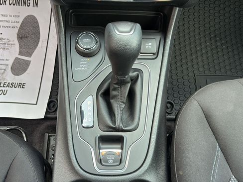 Used 2019 Jeep Cherokee Latitude w/ Cold Weather Group AWD/4WD image 18