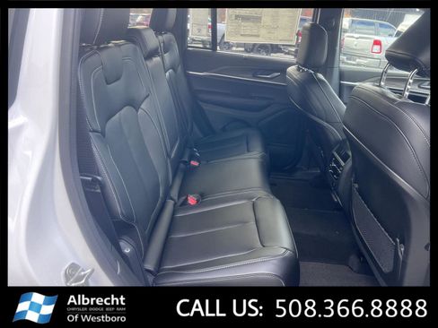 New 2025 Jeep Grand Cherokee Limited w/ Luxury Tech Group II image 13