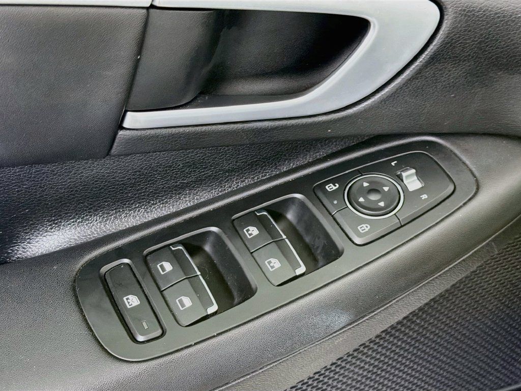 Used 2025 Hyundai Sonata SEL FWD image 22