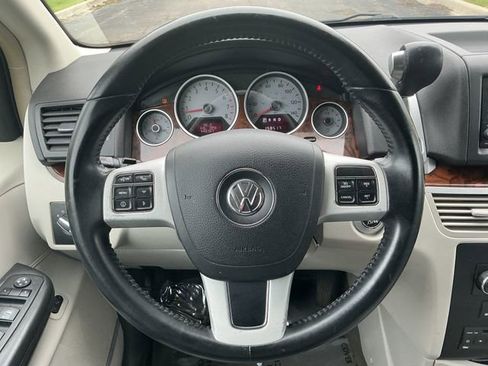 Used 2014 Volkswagen Routan SEL Premium FWD image 15