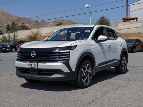 Used 2025 Nissan Kicks SV FWD image 8