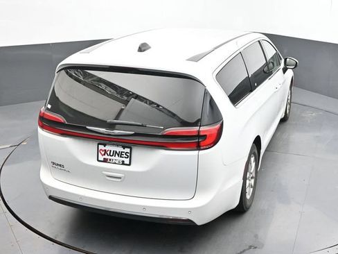 Used 2023 Chrysler Pacifica Touring-L FWD image 17