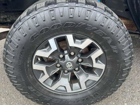 Used 2019 Toyota Tacoma TRD Off-Road AWD/4WD image 14