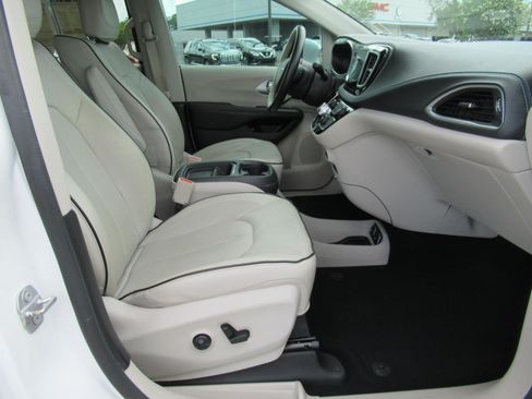 Used 2017 Chrysler Pacifica Platinum FWD image 10