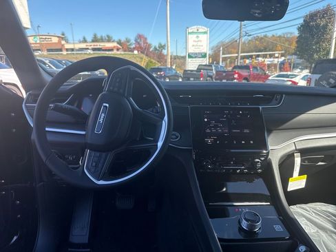 New 2025 Jeep Grand Cherokee Altitude image 14