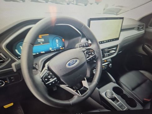 Used 2023 Ford Escape Platinum image 7