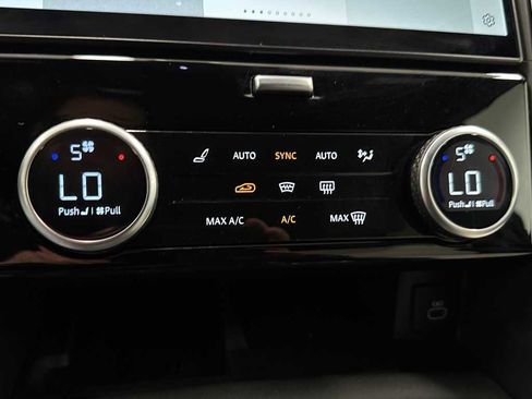 Used 2024 Land Rover Discovery Dynamic SE image 31