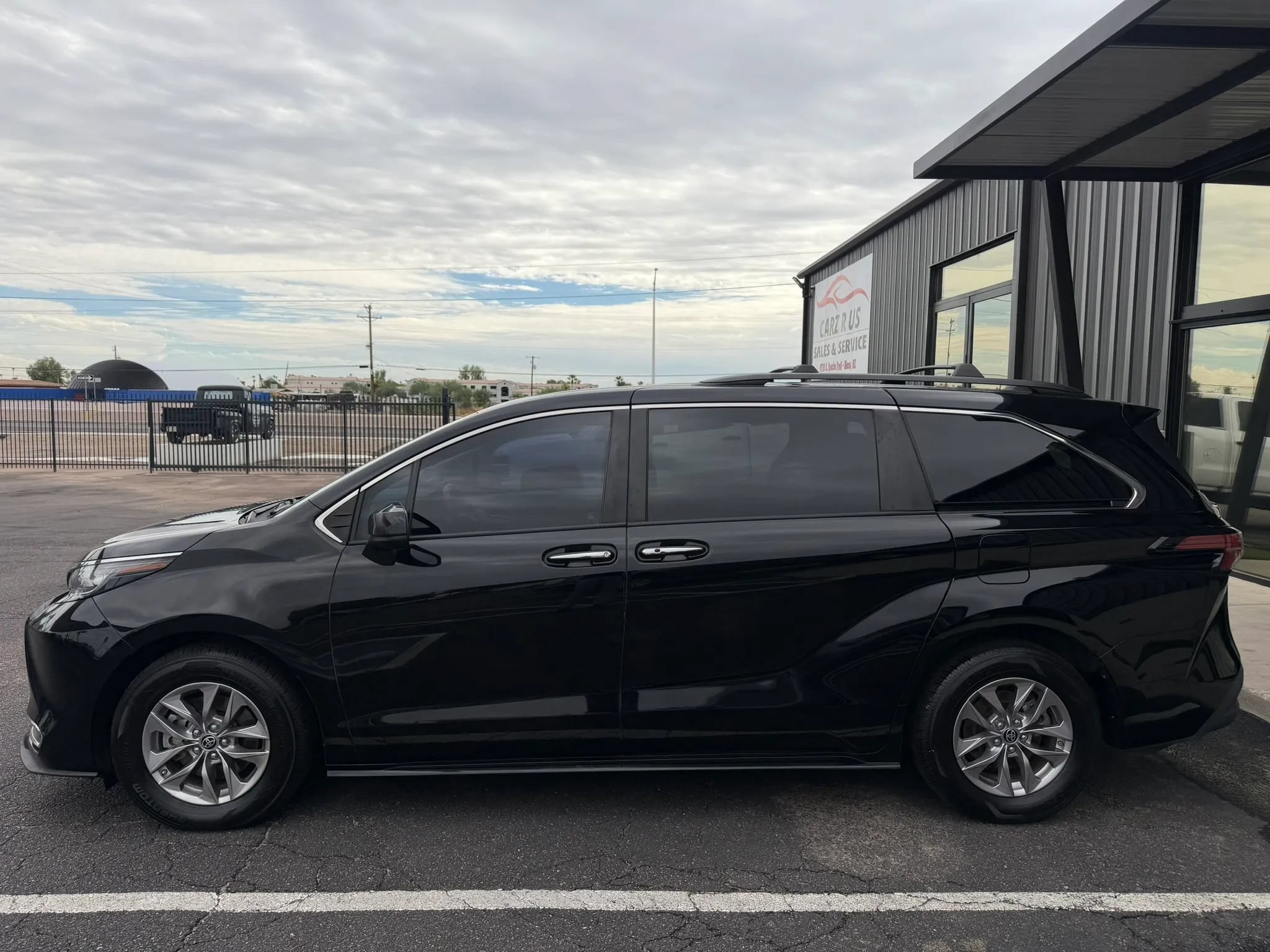 Used 2022 Toyota Sienna XLE w/ XLE Plus Package FWD image 4