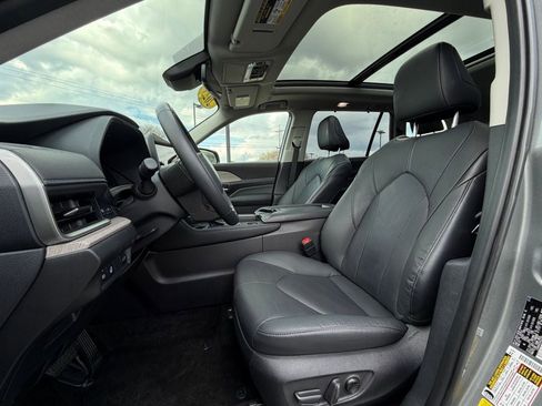 Used 2025 Toyota Grand Highlander Limited image 28