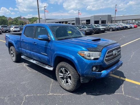 Used 2016 Toyota Tacoma SR5 AWD/4WD image 3