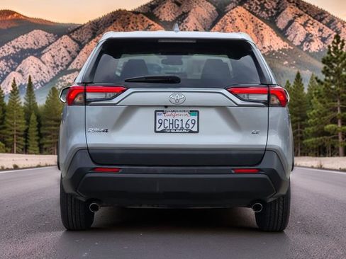 Used 2022 Toyota RAV4 LE FWD image 6