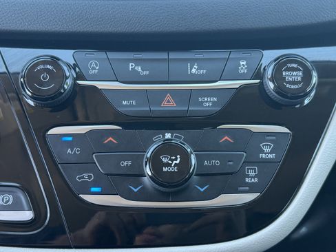 Used 2023 Chrysler Pacifica Touring-L image 24