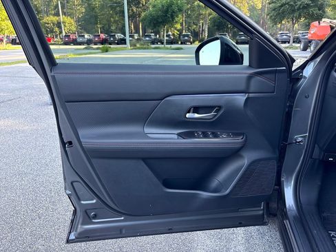 Used 2025 Nissan Kicks SR FWD image 3