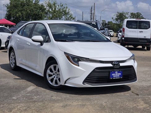 Used 2025 Toyota Corolla LE FWD image 2