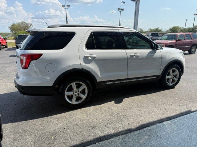 Used 2018 Ford Explorer XLT w/ Equipment Group 201A FWD image 5