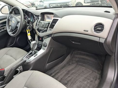 Used 2016 Chevrolet Cruze LT image 4