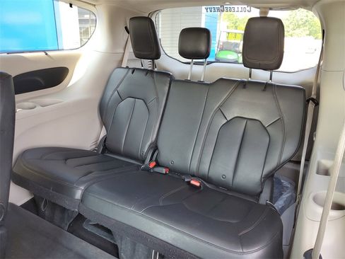 Used 2017 Chrysler Pacifica Touring-L image 13