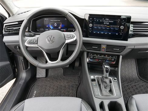 Certified 2025 Volkswagen Jetta SE image 21