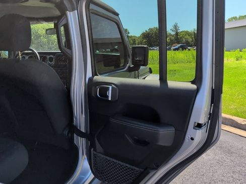 Used 2019 Jeep Wrangler Unlimited Sahara AWD/4WD image 38