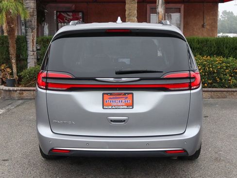 Used 2021 Chrysler Pacifica Touring-L image 7