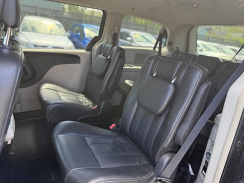 Used 2014 Chrysler Town & Country Touring image 6