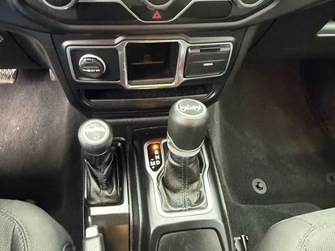 Used 2019 Jeep Wrangler Sport AWD/4WD image 13