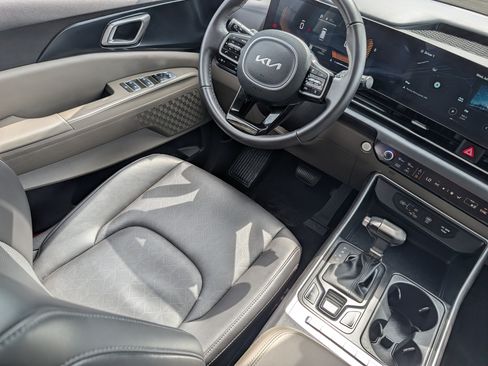 Certified 2026 Kia Carnival FWD image 9