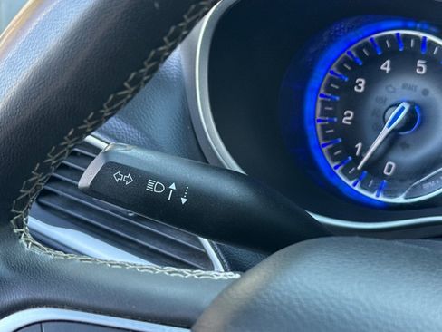 Used 2022 Chrysler Pacifica Touring-L image 35