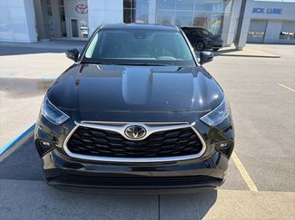 Used 2023 Toyota Highlander LE FWD video 2