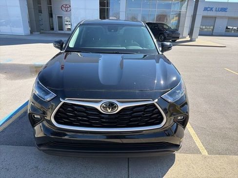 Used 2023 Toyota Highlander LE FWD image 2