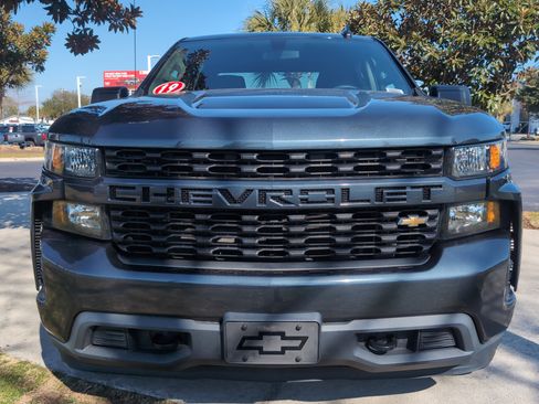 Used 2019 Chevrolet Silverado 1500 Custom w/ Custom Value Package image 3