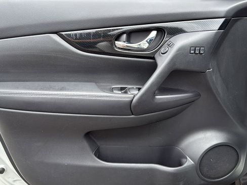 Used 2019 Nissan Rogue SL w/ Premium Package image 6