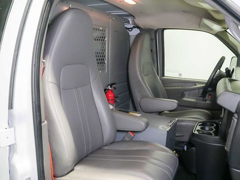 Used 2015 Chevrolet Express 2500 RWD image 22