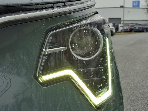 Used 2023 Kia Niro EX Touring image 9