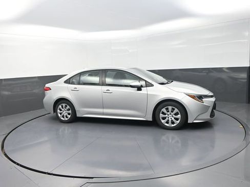 Used 2022 Toyota Corolla LE FWD image 19