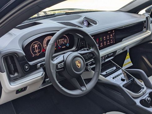 Certified 2025 Porsche Cayenne Coupe image 4