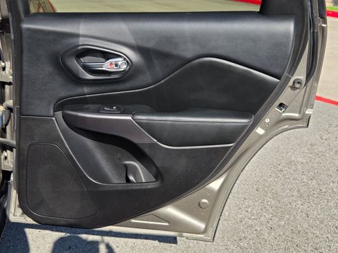 Used 2019 Jeep Cherokee Latitude Plus FWD image 26