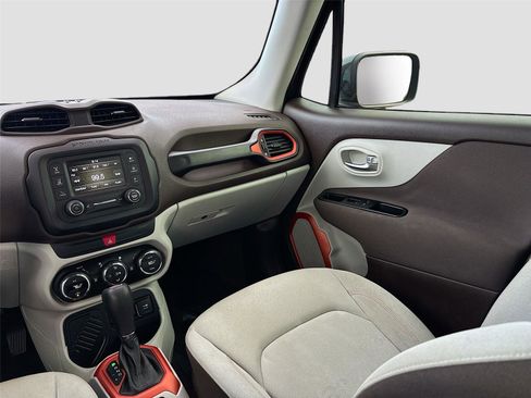 Used 2017 Jeep Renegade Latitude w/ Popular Equipment Group image 22