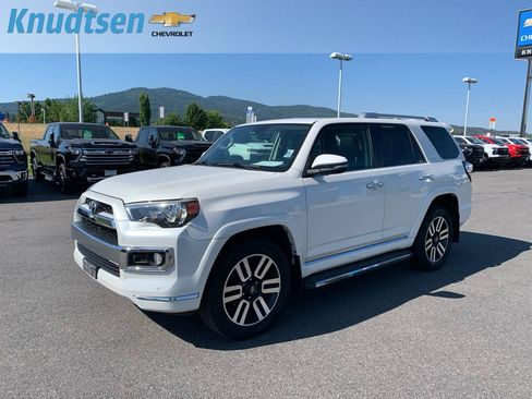 Used 2018 Toyota 4Runner Limited w/ Four Season Floor Mat Package AWD/4WD image 3