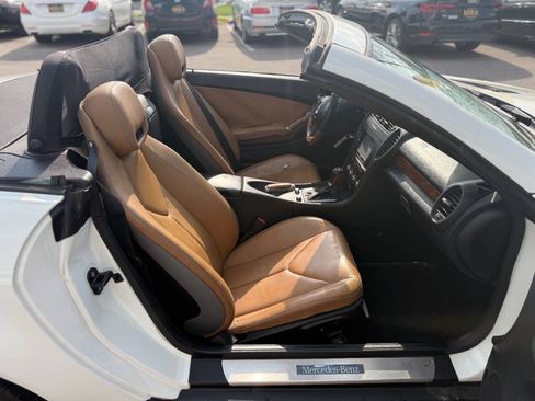Used 2011 Mercedes-Benz SLK 300 image 24