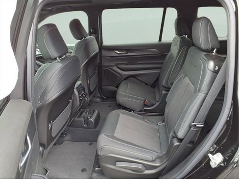 New 2025 Jeep Grand Cherokee L Laredo image 9