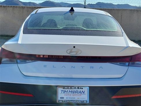 New 2025 Hyundai Elantra SE image 18