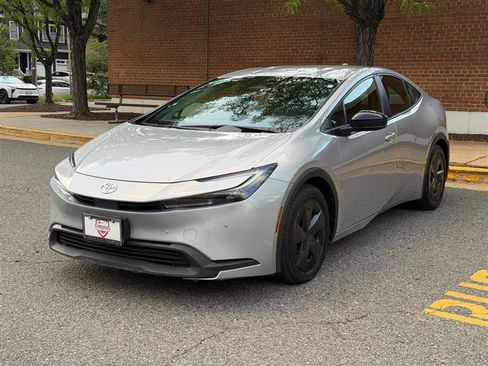 Used 2023 Toyota Prius LE FWD image 3