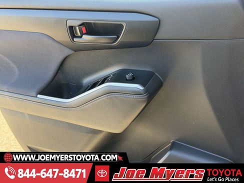 Used 2025 Toyota Highlander LE image 26