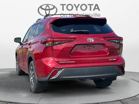 Used 2022 Toyota Highlander XLE image 4