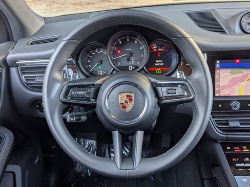 Used 2025 Porsche Macan image 15
